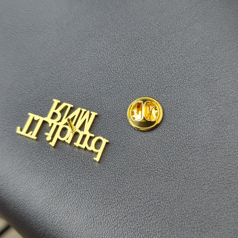 Personalized Brooch Pin  For M - Vintage Fashion Font ulasan dan harga
